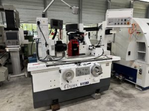 RECTIFIEUSE CYLINDRIQUE STUDER S30-1
hauteur de pointes 125 mm., entre-pointes 650 mm
