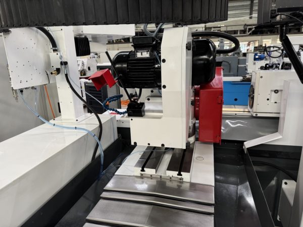 RECTIFIEUSE CYLINDRIQUE STUDER S30-1
hauteur de pointes 125 mm., entre-pointes 650 mm