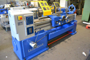 TOUR A VIS-MERE "CAZENEUVE" TYPE HB500x2000
Équipé de : 
-Nouvelle plaque universelle MQD 250. 
-Nouvelle fenêtre. 
-Protections sur le plateau et le chariot et câble de sécurité. 
-Certificat CE pour les machines européennes d'occasion. 

En option : 
- lecture digitale Heidenhain, neuve
- tourelle Multifix B + 3 portes, neuve 
- Protection arrière type carénage  
- lampe led, neuve