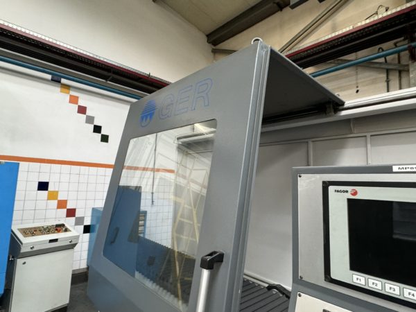 CNC RUNDSCHLEIFMASCHINE "GER" TYP CP-3000 CNC