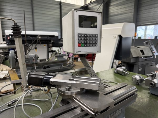 Commande numérique CNC 2 axes ERI
sur chariot Schaublin 102-45 avec moteurs d'avance pas-à-pas