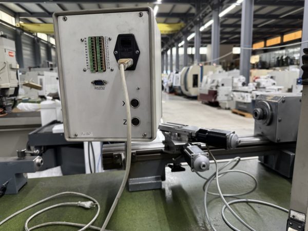 Commande numérique CNC 2 axes ERI
sur chariot Schaublin 102-45 avec moteurs d'avance pas-à-pas