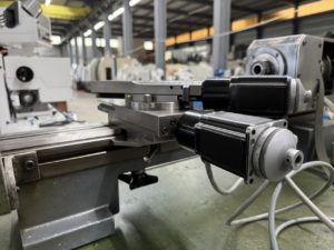 Commande numérique CNC 2 axes ERI
sur chariot Schaublin 102-45 avec moteurs d'avance pas-à-pas