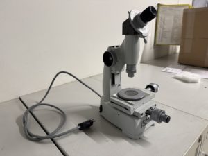 Microscope de mesure Isoma M 102
grossissement 50x ; courses 20x30 mm.