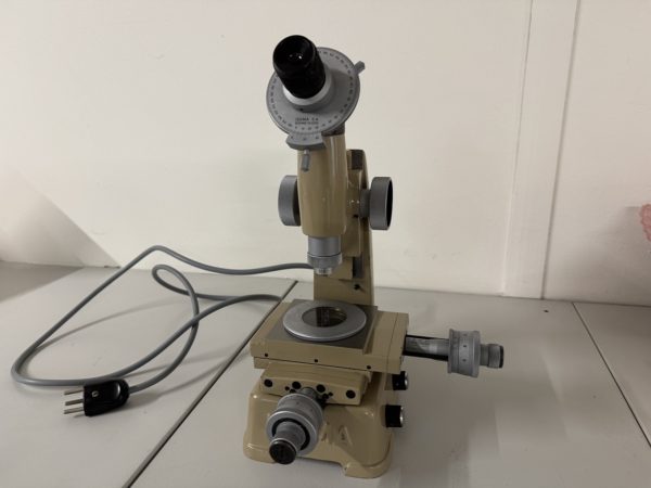 Microscope de mesure Isoma M 102
grossissement 50x ; courses 20x30 mm.