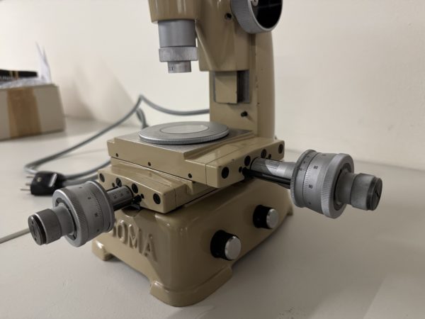 Microscope de mesure Isoma M 102
grossissement 50x ; courses 20x30 mm.