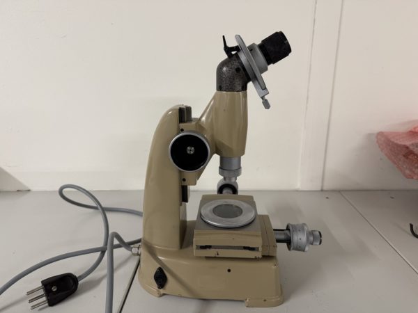 Microscope de mesure Isoma M 102
grossissement 50x ; courses 20x30 mm.