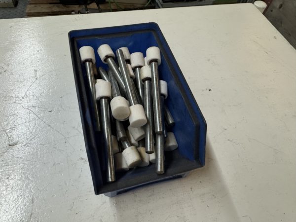SET OF CYLINDRICAL GRINDING WHEELS 16x16x8 ON SHAFT 80x8
(34 pcs.)