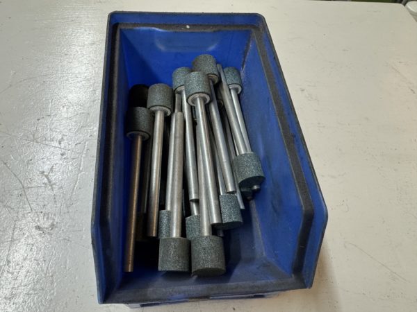 LOT DE MEULETTES 17x17x6 SUR TIGE 80x6
(26 pcs.)