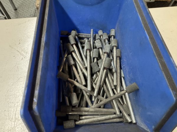 LOT DE MEULETTES 10x16 SUR TIGE 60x8
(env. 60 pcs.)