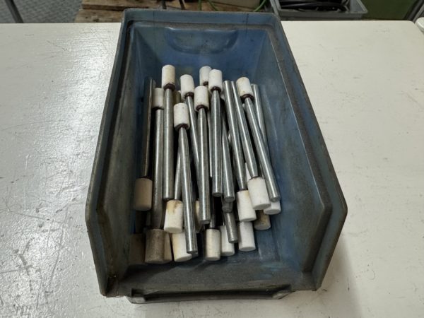 LOT DE MEULETTES 10x16x6 SUR TIGE 80x6
(45 pcs.)
