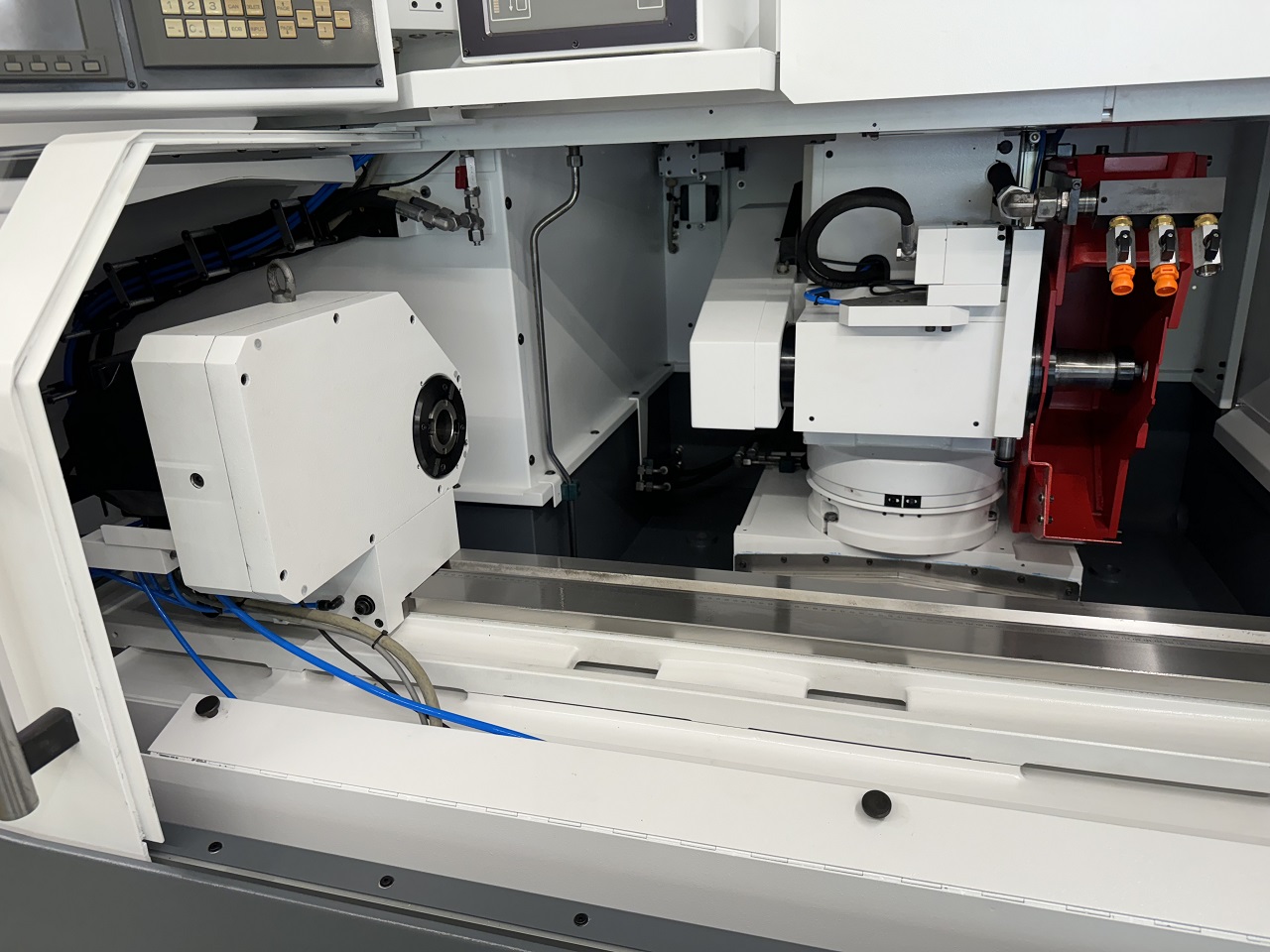 RECTIFIEUSE CNC CYLINDRIQUE STUDER S-33 CNC
Année 2003 avec Fanuc 21i-TB - Axe B
entre-pointe 1000
hauteur de pointe 175