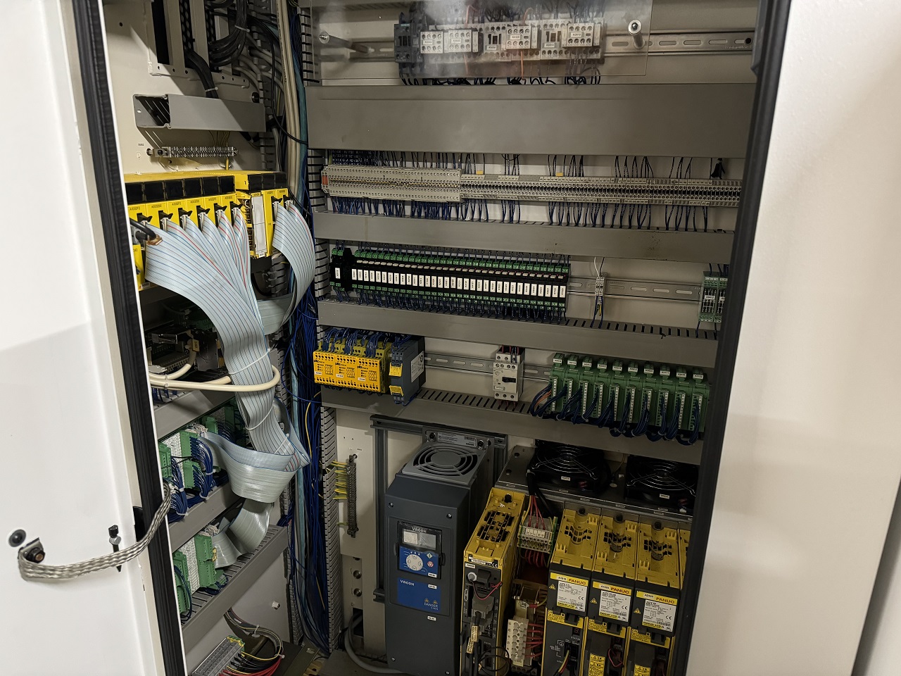 RECTIFIEUSE CNC CYLINDRIQUE STUDER S-33 CNC
Année 2003 avec Fanuc 21i-TB - Axe B
entre-pointe 1000
hauteur de pointe 175