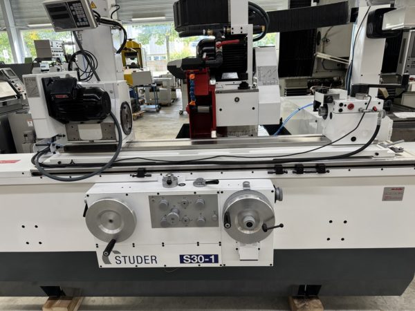 RECTIFIEUSE CYLINDRIQUE "STUDER" S30-1
entre-pointe 1000 mm ; hauteur pointe 125 mm
lecture digitale Fagor 2 axes