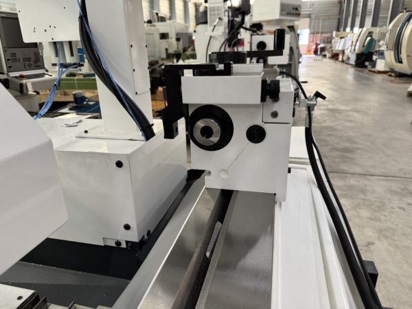 RECTIFIEUSE CYLINDRIQUE "STUDER" S30-1
entre-pointe 1000 mm ; hauteur pointe 125 mm
lecture digitale Fagor 2 axes