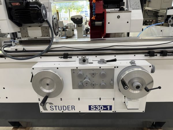 RECTIFIEUSE CYLINDRIQUE "STUDER" S30-1
entre-pointe 1000 mm ; hauteur pointe 125 mm
lecture digitale Fagor 2 axes