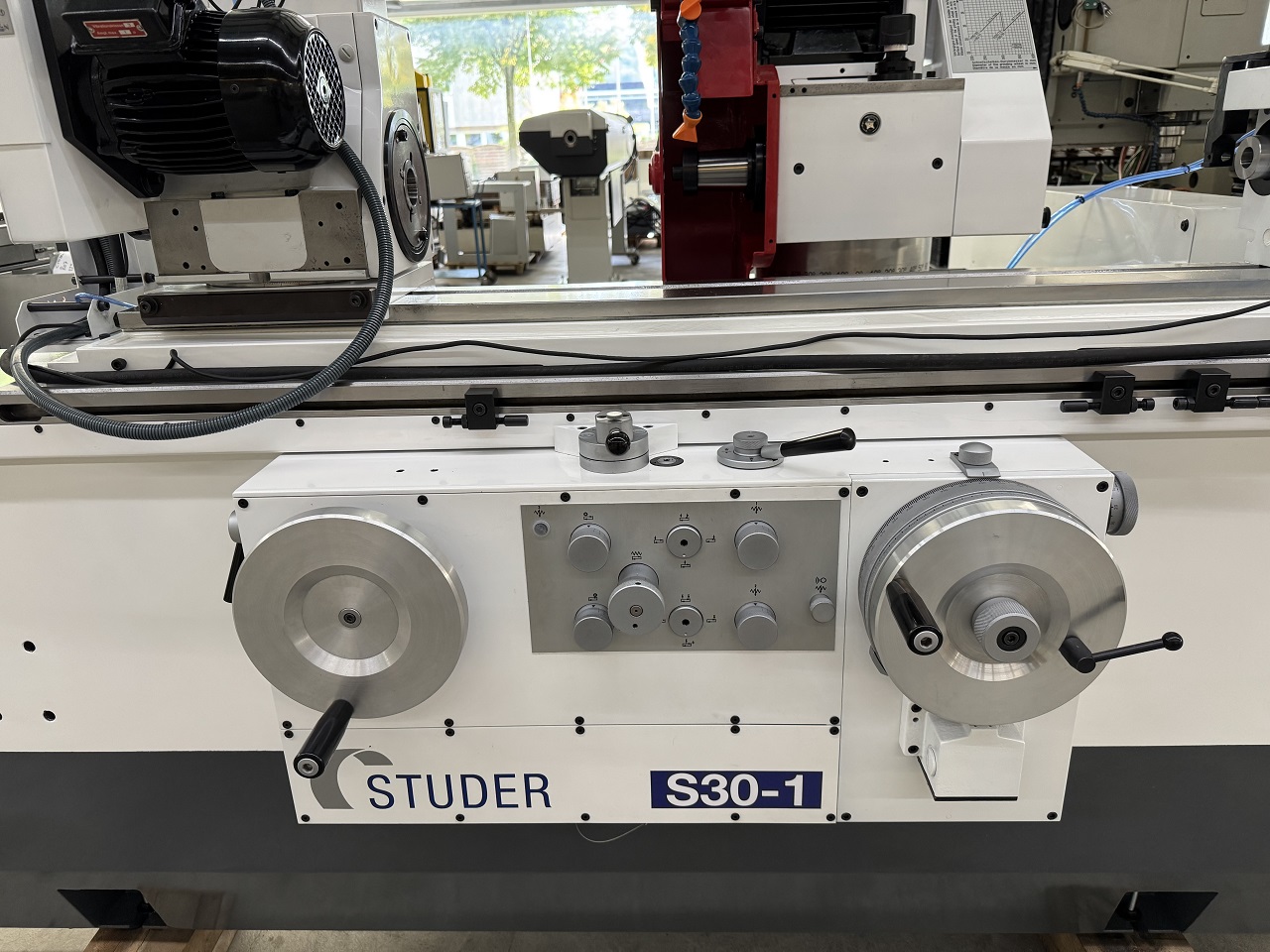 RECTIFIEUSE CYLINDRIQUE "STUDER" S30-1
entre-pointe 1000 mm ; hauteur pointe 125 mm
lecture digitale Fagor 2 axes RECTIFIEUSE CYLINDRIQUE "STUDER" S30-1
entre-pointe 1000 mm ; hauteur pointe 125 mm
lecture digitale Fagor 2 axes