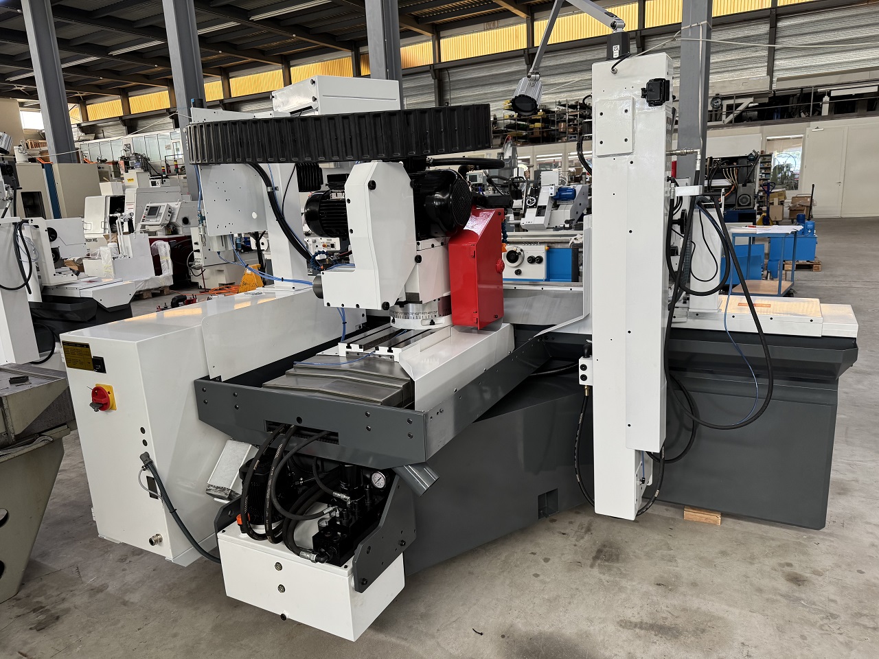 RECTIFIEUSE CYLINDRIQUE "STUDER" S30-1
entre-pointe 1000 mm ; hauteur pointe 125 mm
lecture digitale Fagor 2 axes RECTIFIEUSE CYLINDRIQUE "STUDER" S30-1
entre-pointe 1000 mm ; hauteur pointe 125 mm
lecture digitale Fagor 2 axes