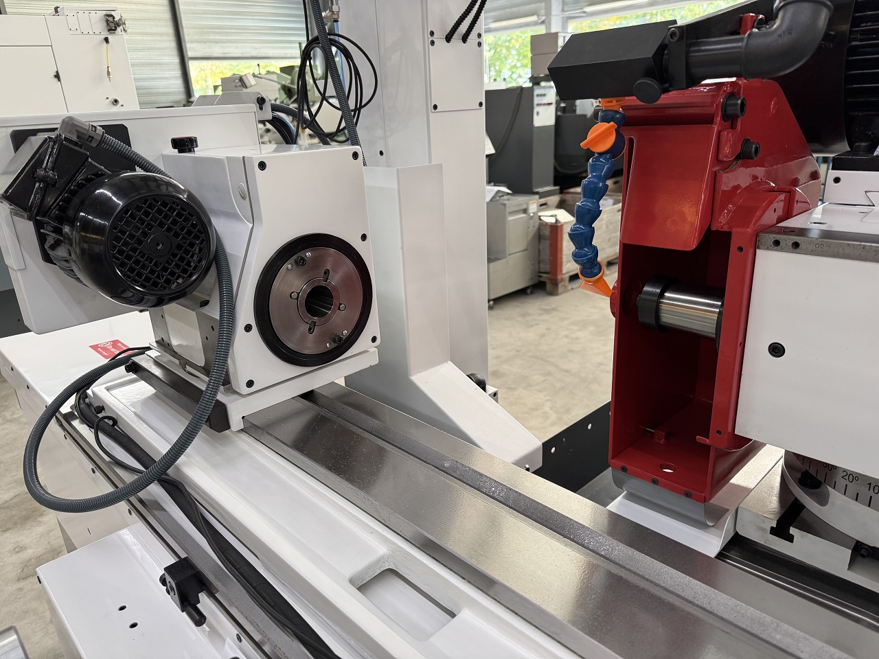 RECTIFIEUSE CYLINDRIQUE "STUDER" S30-1
entre-pointe 1000 mm ; hauteur pointe 125 mm
lecture digitale Fagor 2 axes RECTIFIEUSE CYLINDRIQUE "STUDER" S30-1
entre-pointe 1000 mm ; hauteur pointe 125 mm
lecture digitale Fagor 2 axes