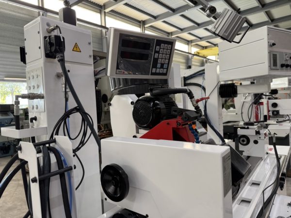 RECTIFIEUSE CYLINDRIQUE "STUDER" S30-1
entre-pointe 1000 mm ; hauteur pointe 125 mm
lecture digitale Fagor 2 axes