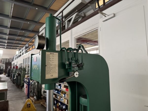 Hydraulische Presse COMPAC Typ MPC 10