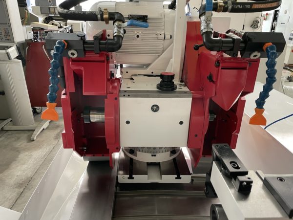 RECTIFIEUSE CYLINDRIQUE STUDER S30-1
entre-pointe 650 mm., hauteur pointe 125 mm
2x OD et 1x ID avec broche 20'000 min-1