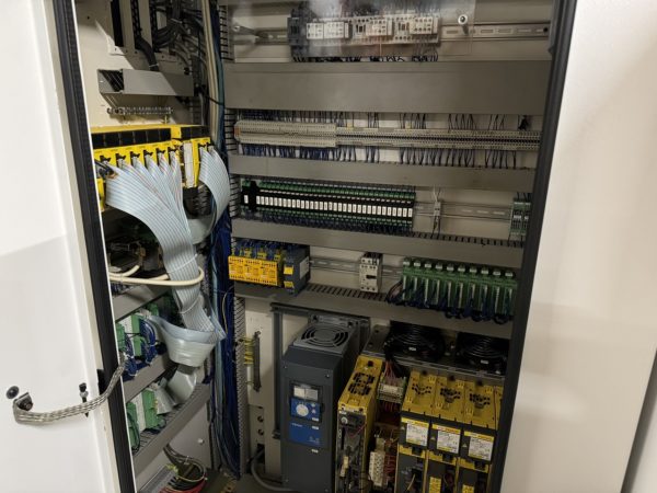 RECTIFIEUSE CNC CYLINDRIQUE STUDER S-33 CNC
Année 2003 avec Fanuc 21i-TB
rectification avec 1x meule inérieur et 1x extérieur
entre-pointe 650
hauteur de pointe 175