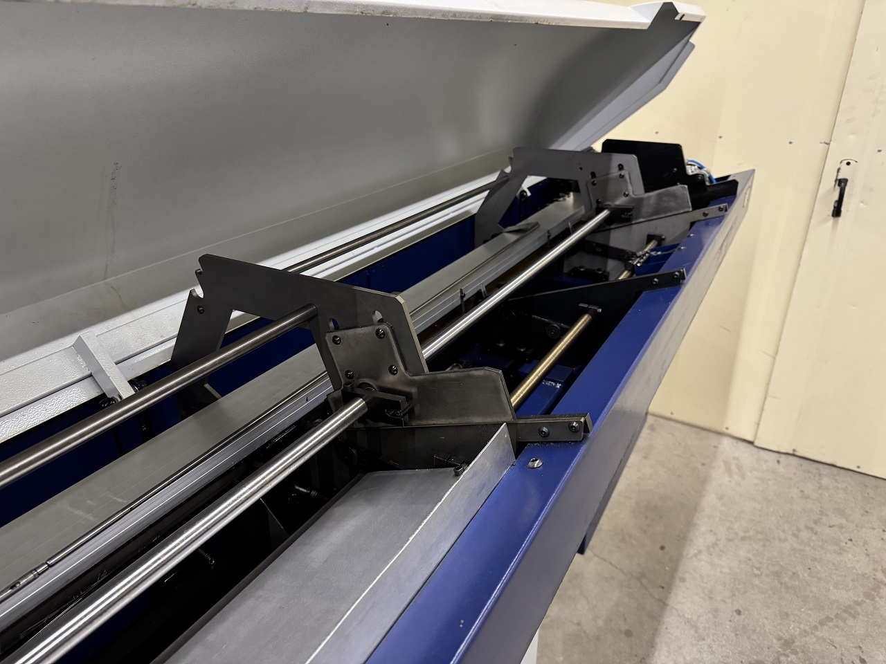 RAVITAILLEUR TORNOS TYPE ROBOBAR SBF-216