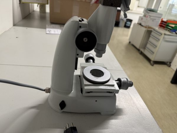 Messmikroskop Isoma M 102
Vergrößerung 50x ; Hübe 20x30 mm.
