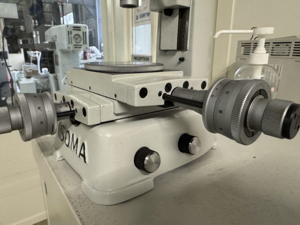 Messmikroskop Isoma M 102
Vergrößerung 50x ; Hübe 20x30 mm.