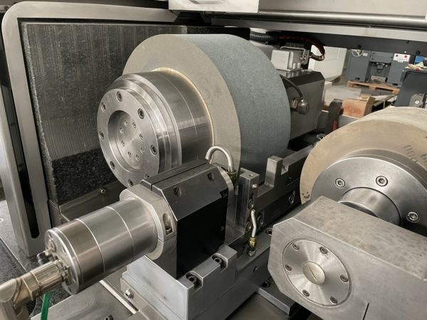 RECTIFIEUSE CENTERLESS "TSCHUDIN" ECOLINE 400 CNC
contrôle Fanuc 21i-MB unité de dressage Dr. Kaiser, 
Révision par Tschudin Suisse en 2017
Year 2006
