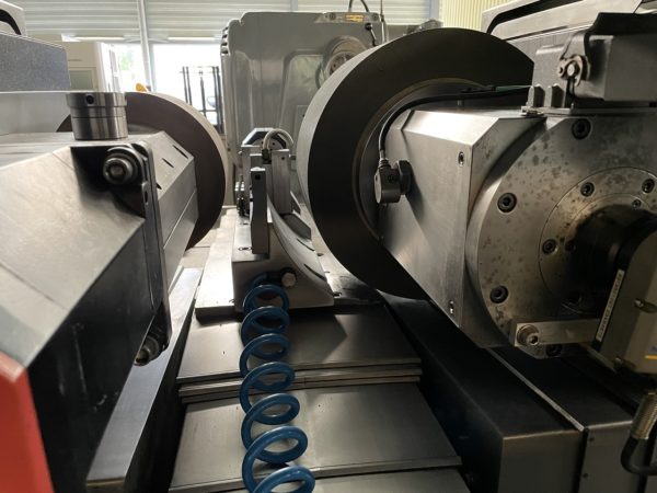 RECTIFIEUSE CENTERLESS "TSCHUDIN" ECOLINE 400 CNC
contrôle Fanuc 21i-MB unité de dressage Dr. Kaiser, 
Révision par Tschudin Suisse en 2017
Year 2006