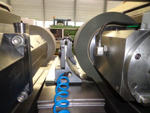 RECTIFIEUSE CENTERLESS "TSCHUDIN" ECOLINE 400 CNC
contrôle Fanuc 21i-MB unité de dressage Dr. Kaiser, 
Révision par Tschudin Suisse en 2017
Year 2006