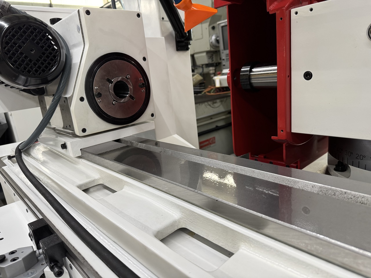 RECTIFIEUSE CYLINDRIQUE STUDER S30-1
hauteur de pointes 125 mm., entre-pointes 650 mm