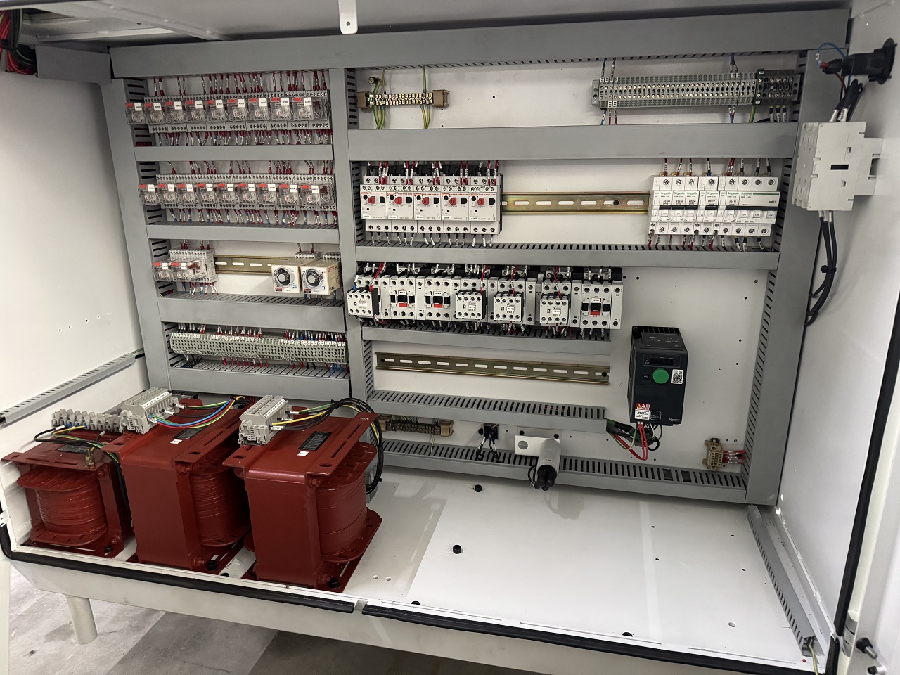 RECTIFIEUSE CYLINDRIQUE STUDER S30-1
hauteur de pointes 125 mm., entre-pointes 650 mm