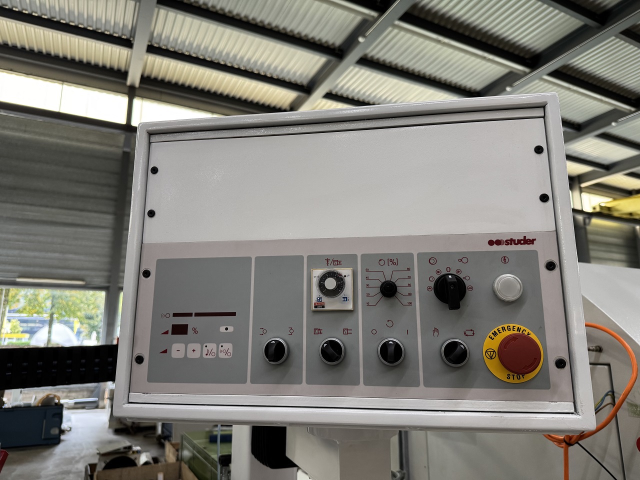 RECTIFIEUSE CYLINDRIQUE STUDER S30-1
hauteur de pointes 125 mm., entre-pointes 650 mm