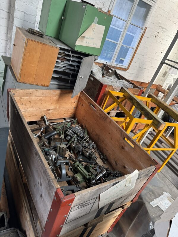 LOT D'APPAREILS "TORNOS"
5 palettes d'accessoires diverses