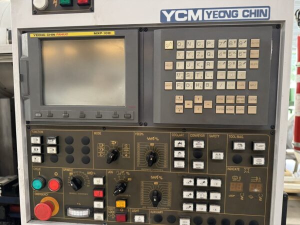 CENTRE D'USINAGE SUPERMAX YCM-V106A
Année 2009 ; X 1020 mm / Y 600 mm / Z 600 mm