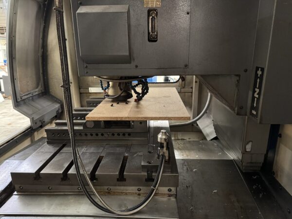 CENTRE D'USINAGE SUPERMAX YCM-V106A
Année 2009 ; X 1020 mm / Y 600 mm / Z 600 mm