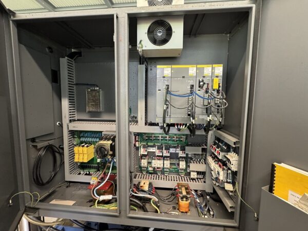 CENTRE D'USINAGE SUPERMAX YCM-V106A
Année 2009 ; X 1020 mm / Y 600 mm / Z 600 mm