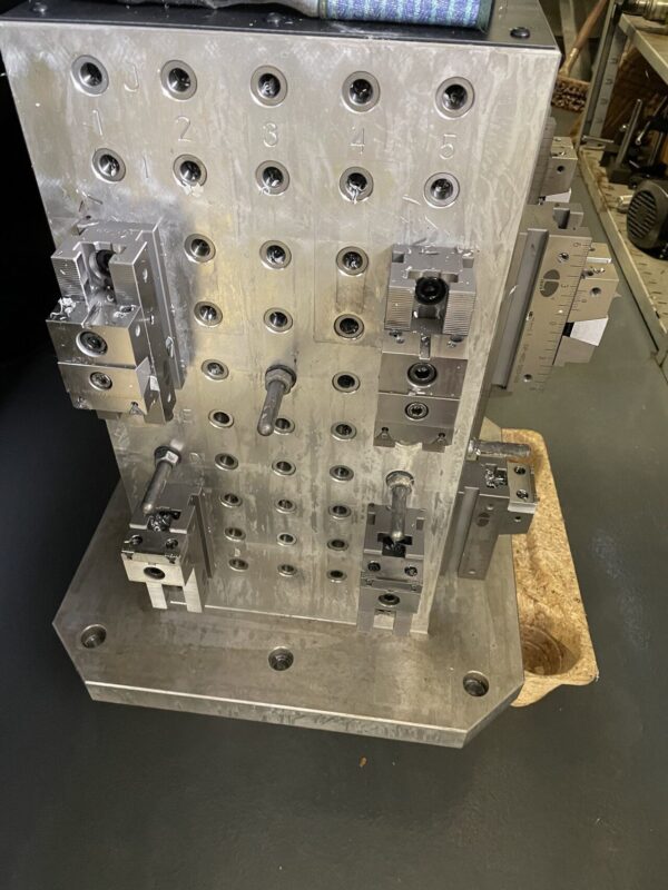 CUBE MODULAIRE A TROUS TARAUDES "PSR" 500X500