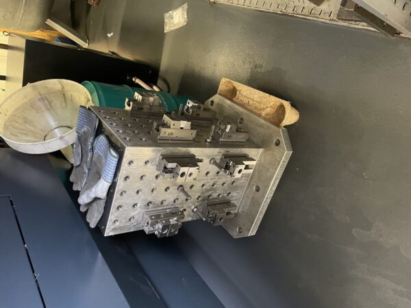 CUBE MODULAIRE A TROUS TARAUDES "PSR" 500X500