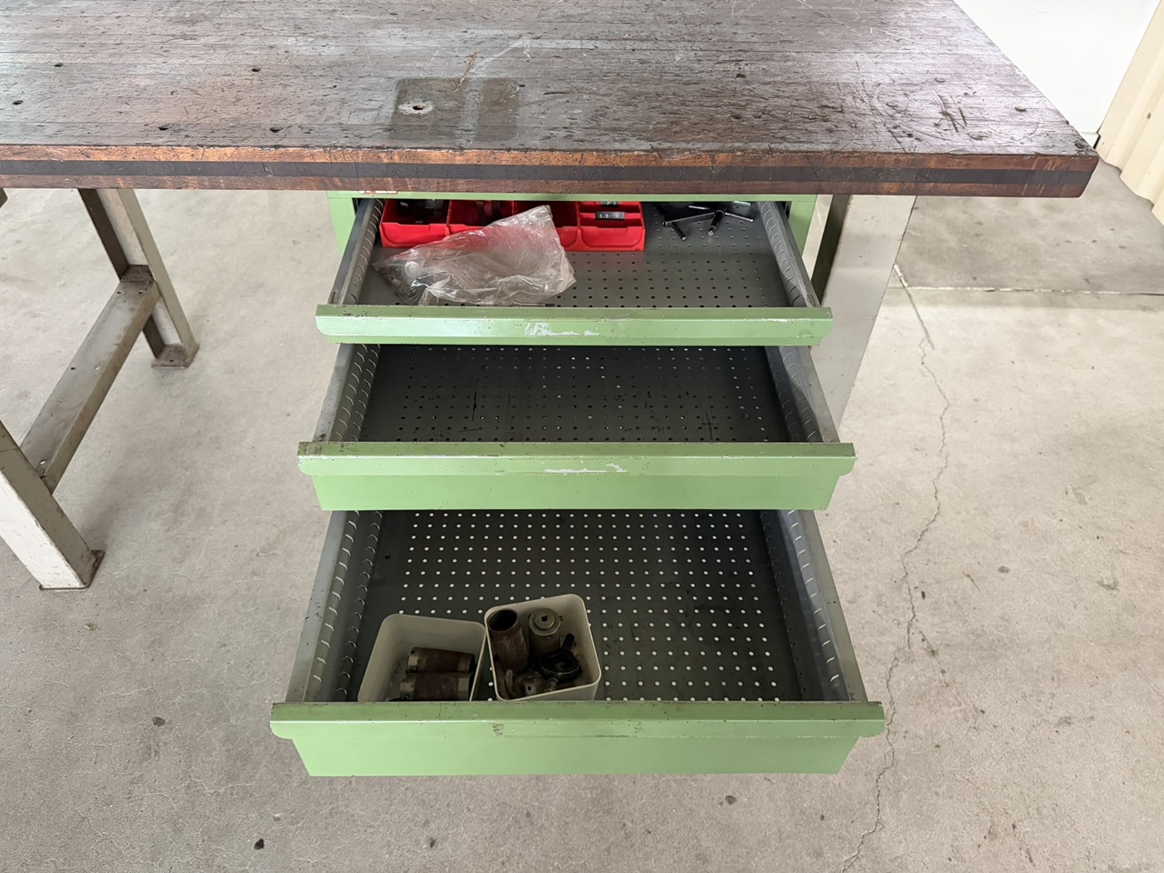 WERKTISCH 170 x 80 x 88 cm; 3 Schubladen WERKTISCH 170 x 80 x 88 cm; 3 Schubladen