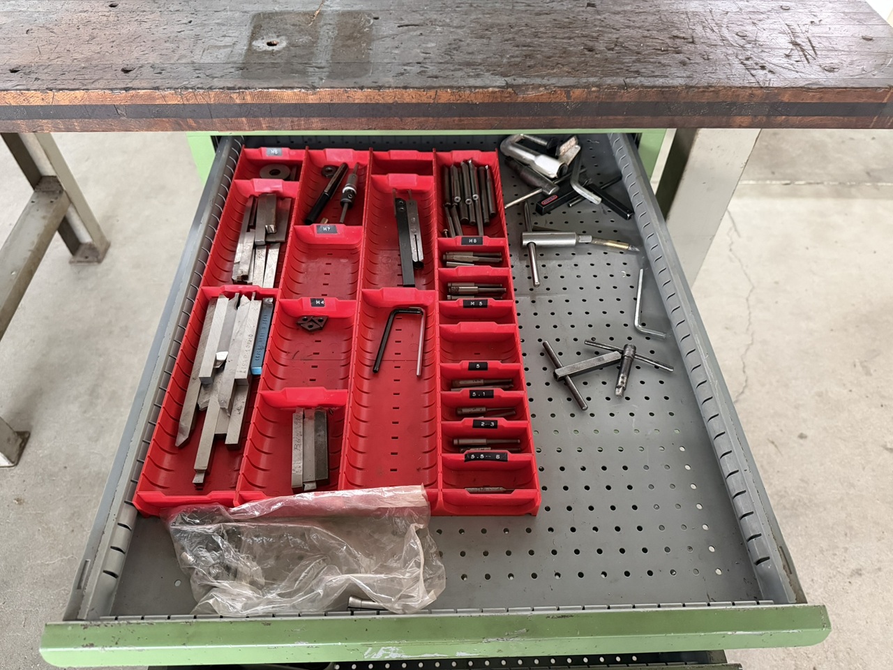 WERKTISCH 170 x 80 x 88 cm; 3 Schubladen WERKTISCH 170 x 80 x 88 cm; 3 Schubladen