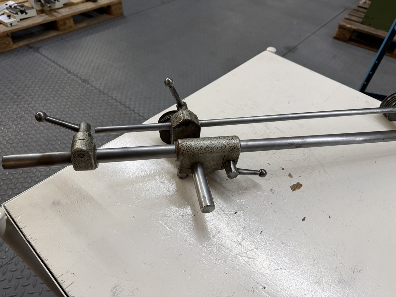 RENVOI-TENDEUR REGLABLE ET ORIENTABLE, AVEC 2 GROUPES DE POULIES FOLLES RENVOI-TENDEUR REGLABLE ET ORIENTABLE, AVEC 2 GROUPES DE POULIES FOLLES
