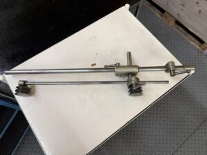 RENVOI-TENDEUR REGLABLE ET ORIENTABLE, AVEC 2 GROUPES DE POULIES FOLLES