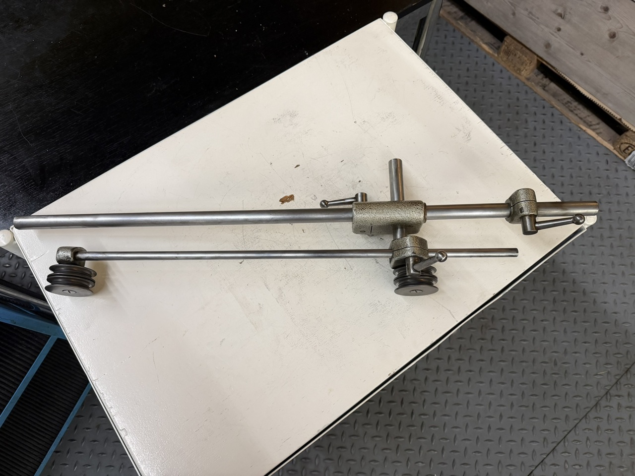 RENVOI-TENDEUR REGLABLE ET ORIENTABLE, AVEC 2 GROUPES DE POULIES FOLLES RENVOI-TENDEUR REGLABLE ET ORIENTABLE, AVEC 2 GROUPES DE POULIES FOLLES